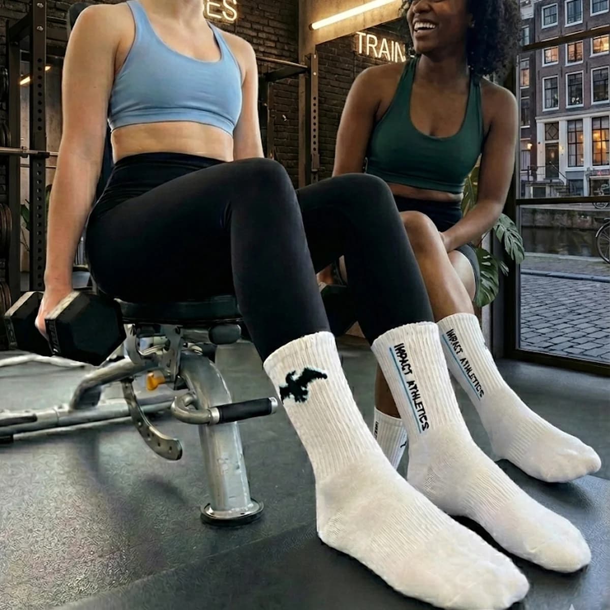Twee sporters met Impact Athletics sokken